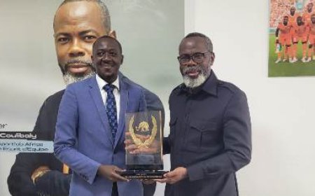 Distinction journalistique : Krou Patrick présente son Prix Ebony à Mahama Coulibaly