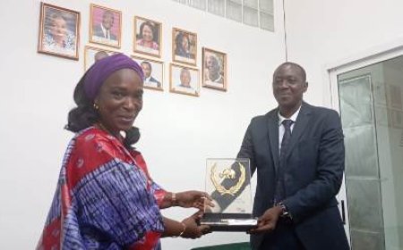 Médias et Littérature : L’Ebony, Patrick Krou, présente son trophée à l’AECI