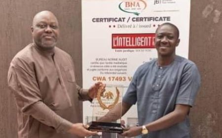 Alafé Wakili félicite Krou Patrick, lauréat Ebony 2025 de la presse numérique