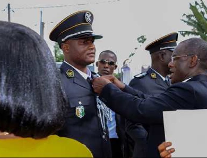 Le commandant des sapeurs-pompiers civils de Sinématiali reçoit une distinction