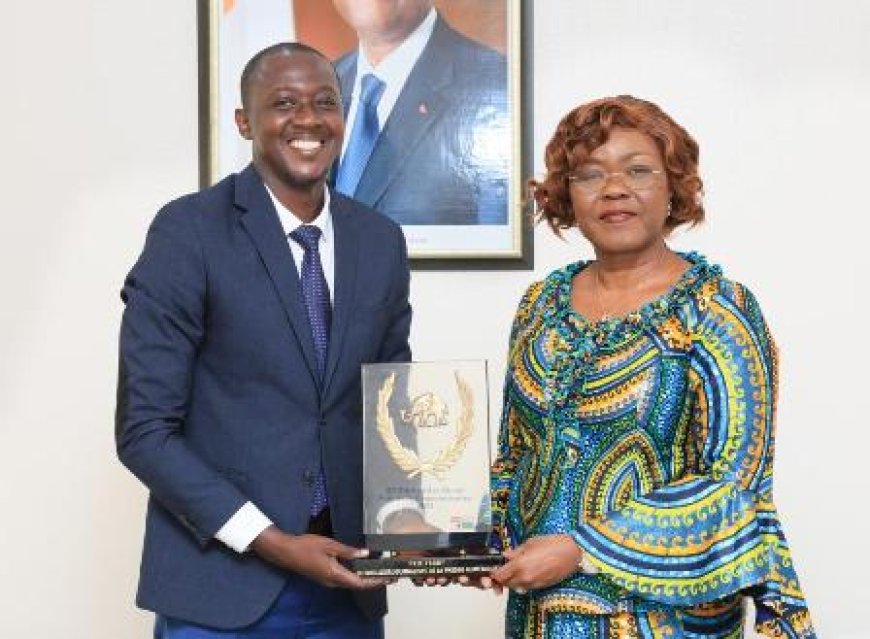 Distinction à l’Ebony 2025 : Nialé Kaba reçoit Krou Patrick, lauréat du prix du meilleur journaliste numérique