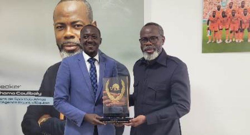 Distinction journalistique : Krou Patrick présente son Prix Ebony à Mahama Coulibaly