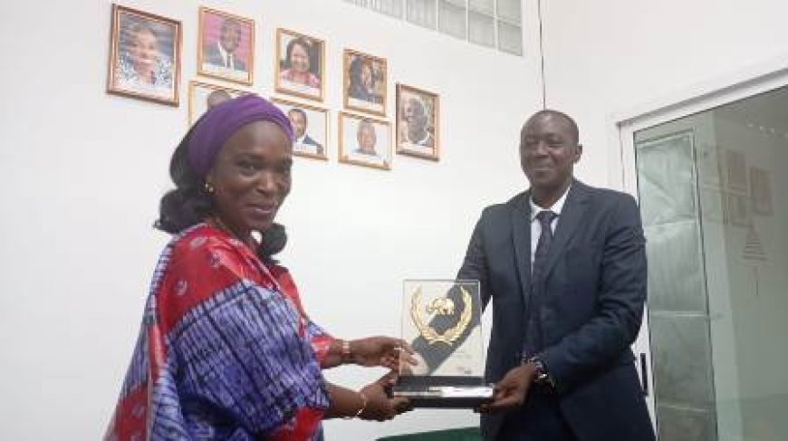 Médias et Littérature : L’Ebony, Patrick Krou, présente son trophée à l’AECI