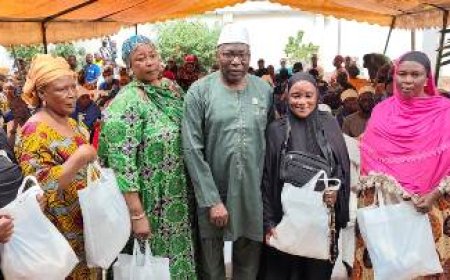 Bouaké :L'honorable Paul Dakuyo offre plusieurs tonnes de vivres à la communauté musulmane et chrétienne