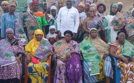 Bouaké : Paul Dakuyo offre plusieurs complets de pagne à 100 associations de femmes