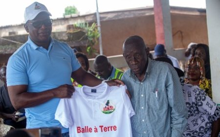 Après la découverte d'une classe délabrée dans le village_L'Ong " Balle à Terre" fait construire une école à Kossandji