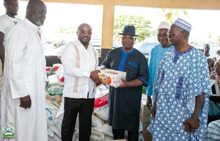 Dr Emmou Sylvestre offre des kits alimentaires à la communauté musulmane pour le Ramadan