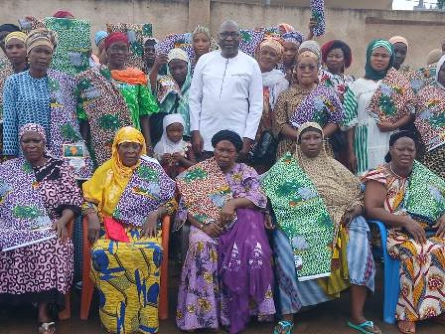 Bouaké : Paul Dakuyo offre plusieurs complets de pagne à 100 associations de femmes