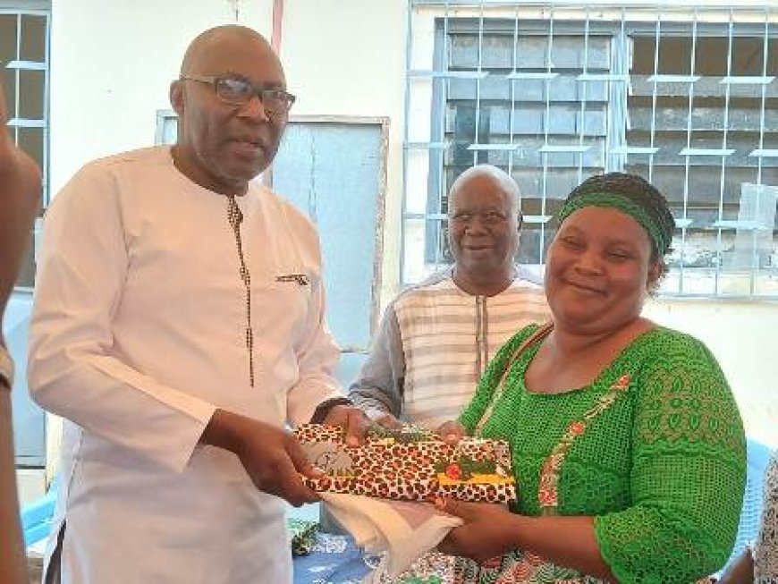 Bouaké : Paul Dakuyo offre plusieurs complets de pagne à 100 associations de femmes