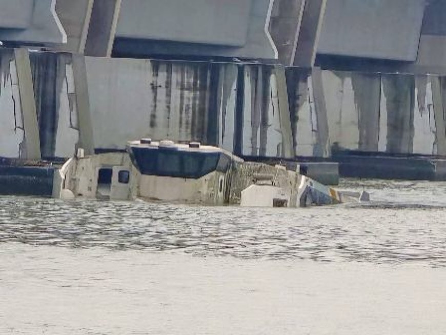 Incident maritime à Abidjan : Un bateau de passagers en partie immergé, la zone placée sous balisage