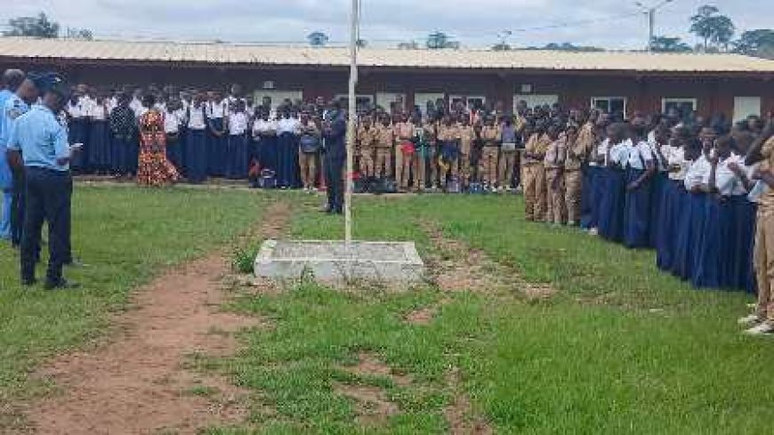 Lutte contre la drogue à Ouragahio : Élèves et forces de l'ordre s'unissent pour protéger l'avenir de la jeunesse