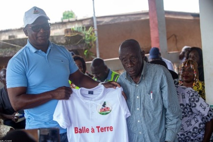 Après la découverte d'une classe délabrée dans le village_L'Ong " Balle à Terre" fait construire une école à Kossandji