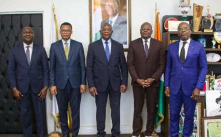 DIPLOMATIE SPORTIVE : Le Ministre Adjé Silas METCH échange avec le Directeur du Département Management de l’Universités Senghor