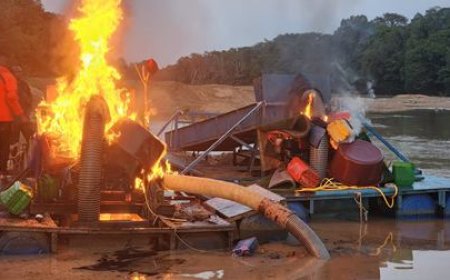 Orpaillage illégal : Coup de filet musclé sur le fleuve comoé, 4 interpellés et des tonnes de matériel détruit