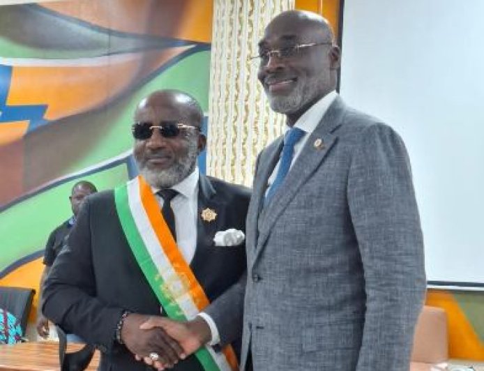 Cocody : Le Député-Maire Jean-Marc Yacé transmet ses attributs de Député à son suppléant Ange Dagaret Dassaud