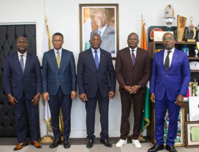 DIPLOMATIE SPORTIVE : Le Ministre Adjé Silas METCH échange avec le Directeur du Département Management de l’Universités Senghor