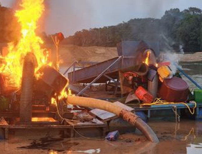 Orpaillage illégal : Coup de filet musclé sur le fleuve comoé, 4 interpellés et des tonnes de matériel détruit