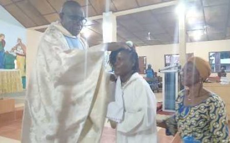 Foi et dévotion à Kpapékou : Mlle Ouraga Céline reçoit le sacrement du baptême