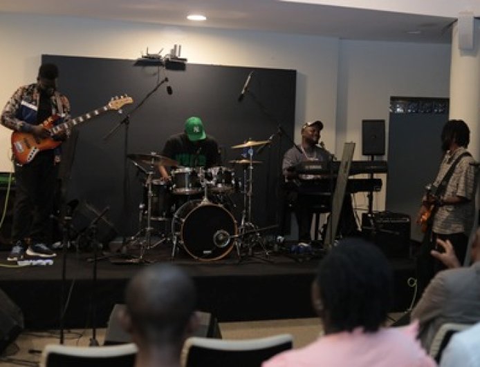 Abidjan Jazz Fusion -Acte 2 : Quand le saxophone épouse le pinceau