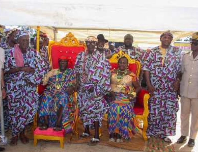 Cérémonie intronisation : Le ministre adje silas metch exhorte le nouveau chef de canton trepoint à prôner la paix et le vivre ensemble