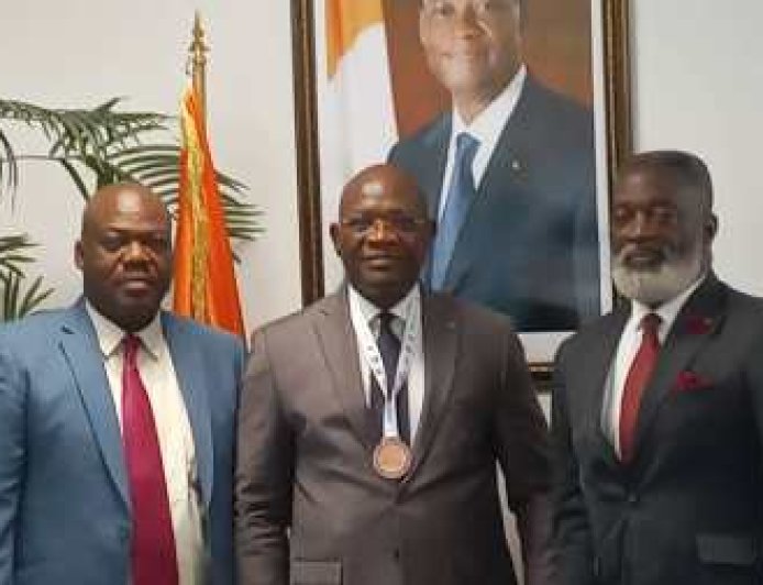 Championnat d’Afrique des Clubs de Handball : Le Red Star célèbre sa médaille de bronze avec le Ministre Adjé Silas METCH
