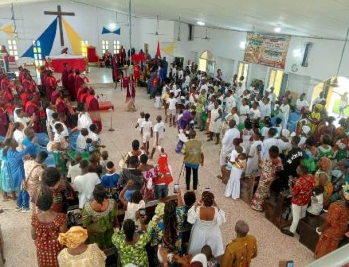 Sikensi : Une centaine de baptisés à l’Église Méthodiste Cité de Grâce de Braffouéby