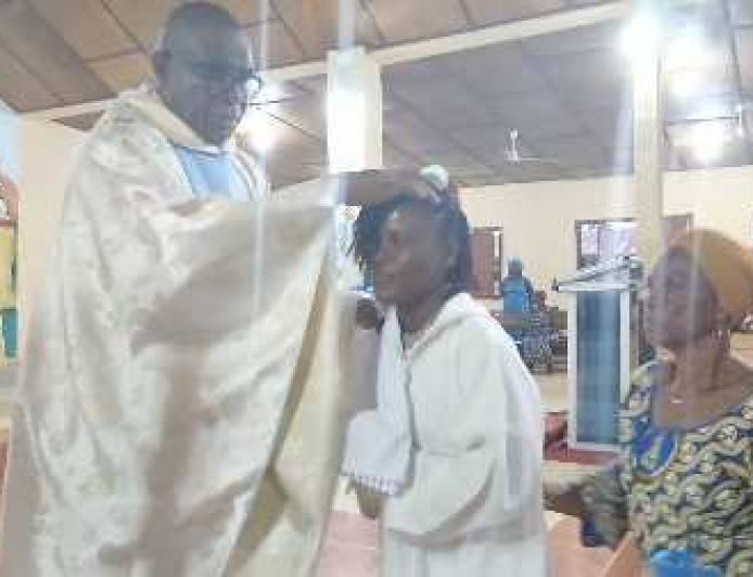 Foi et dévotion à Kpapékou : Mlle Ouraga Céline reçoit le sacrement du baptême