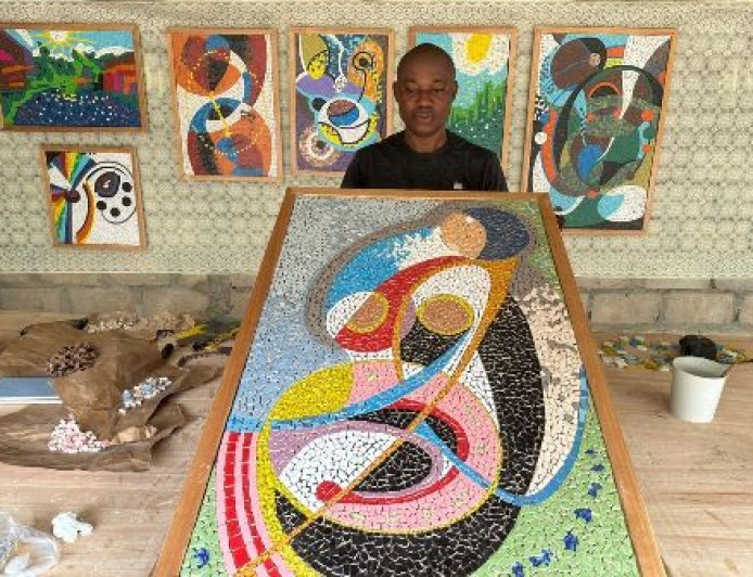 Anon Niangoran Élisée, l'alchimiste des déchets : Quand la mosaïque réinvente l'art écologique en Côte d'Ivoire