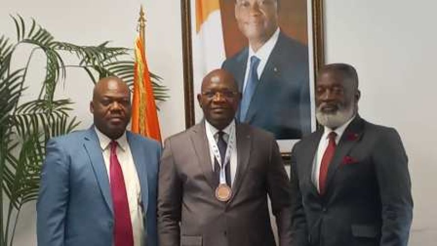 Championnat d’Afrique des Clubs de Handball : Le Red Star célèbre sa médaille de bronze avec le Ministre Adjé Silas METCH