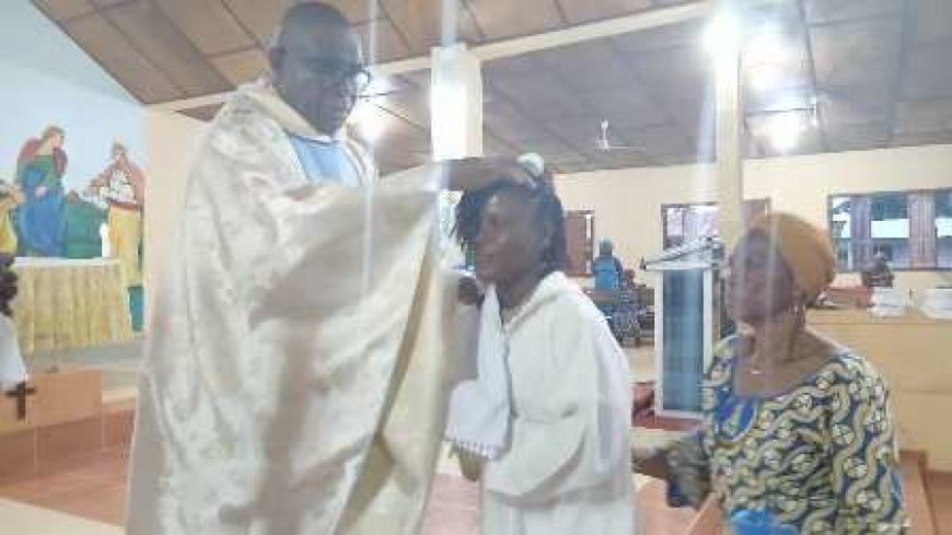 Foi et dévotion à Kpapékou : Mlle Ouraga Céline reçoit le sacrement du baptême
