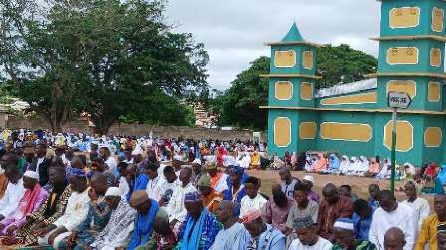Tabaski à Ouragahio : Plus de 2 000 fidèles unis pour la paix et le vivre-ensemble