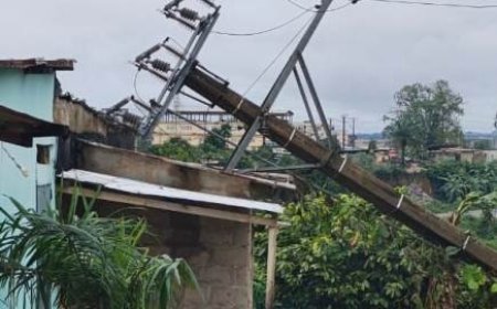 Terreur à Djibi : Un poteau électrique de la CIE s’effondre et transperce la douche d’un habitant