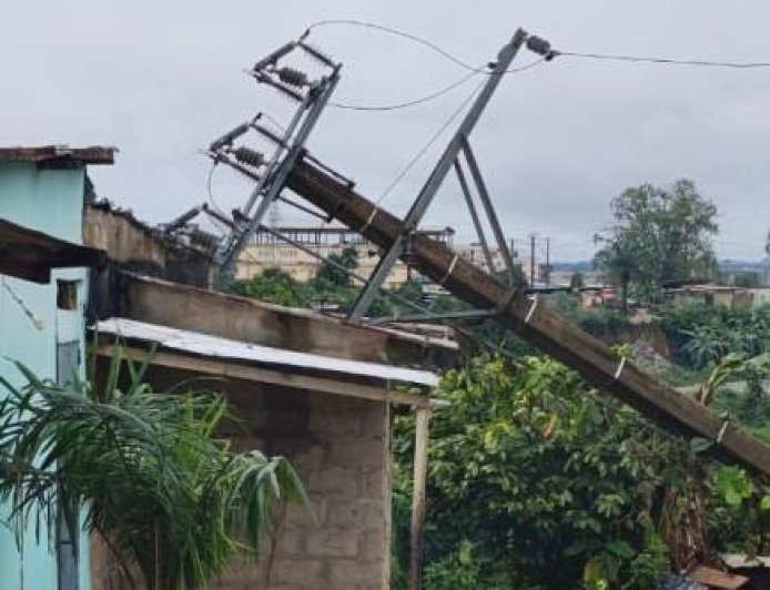 Terreur à Djibi : Un poteau électrique de la CIE s’effondre et transperce la douche d’un habitant