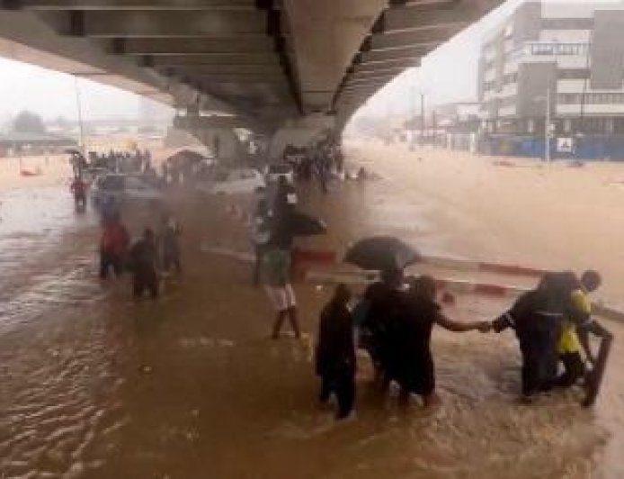 Abidjan sous les eaux : Un lundi matin au rythme de la pluie