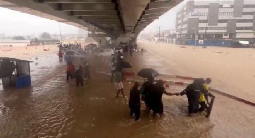 Abidjan sous les eaux : Un lundi matin au rythme de la pluie