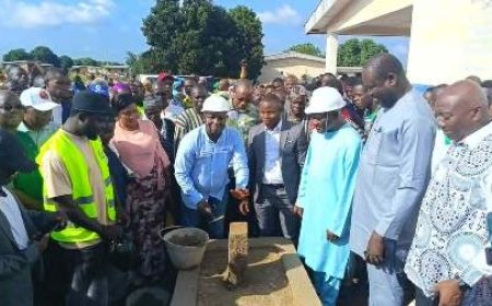 Lokaha 2 : Le maire Donasso Abou Coulibaly pose la première pierre du centre de santé