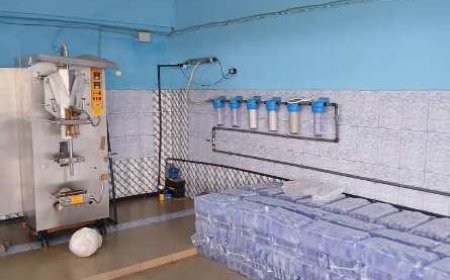 Bouaké : Le Directeur régional du commerce met fin aux activités des producteurs clandestins d’eau en sachet