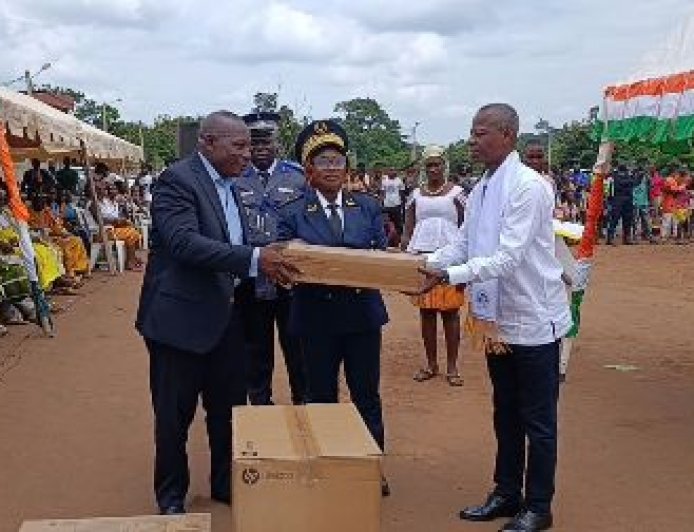 Fête nationale à Kokumbo : Le réseau des cadres fait don de matériel informatique