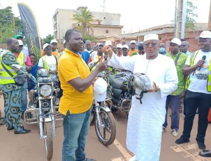 Korhogo : AM’S offre 70 motos aux conducteurs de taxis-motos et mise sur le civisme routier