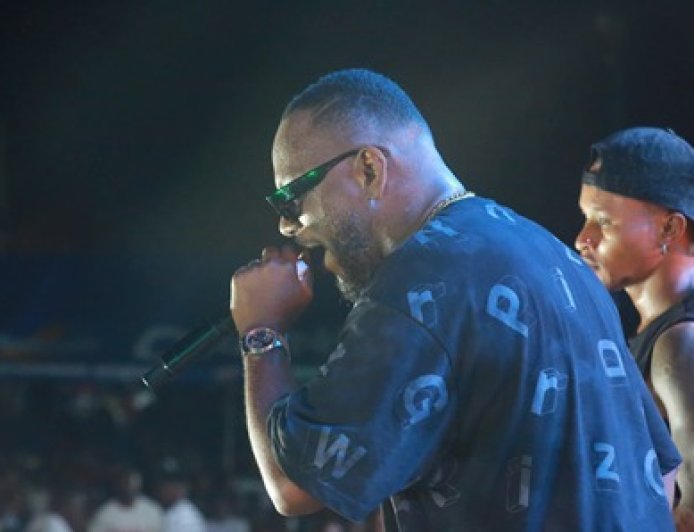 Climbié d’Assinie Mafia : DJ Kedjevara met le feu à Assinie devant plus de 5 000 spectateurs