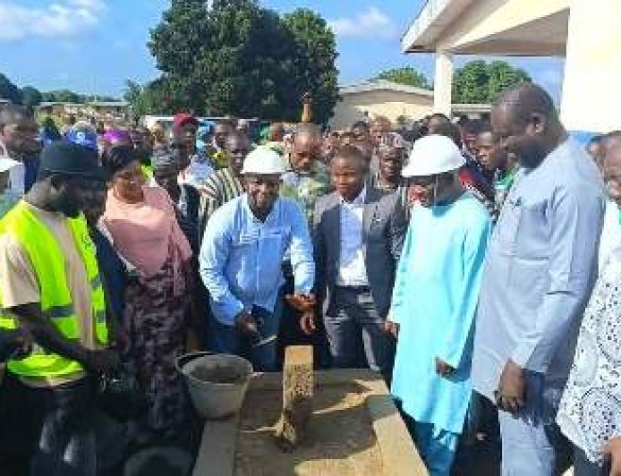Lokaha 2 : Le maire Donasso Abou Coulibaly pose la première pierre du centre de santé