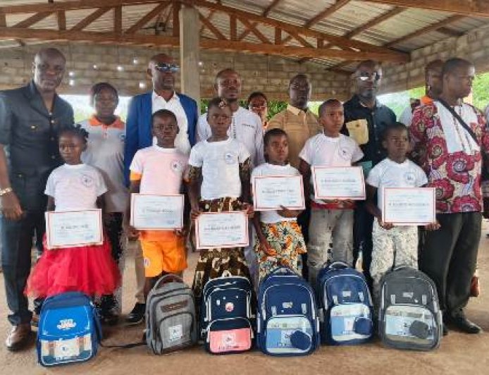 Gomon : Kacou Adou Stéphane magnifie l’excellence scolaire et récompense les meilleurs élèves