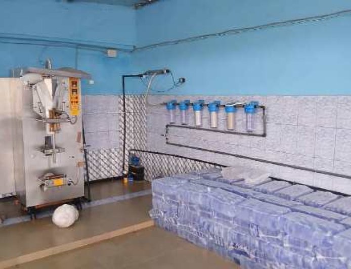 Bouaké : Le Directeur régional du commerce met fin aux activités des producteurs clandestins d’eau en sachet