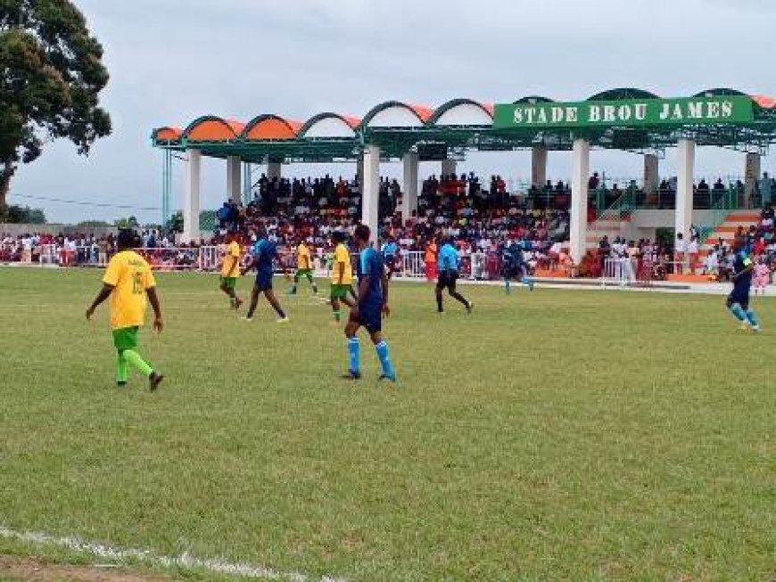 Braffouéby (Sikensi) : Yed Stéphane remet les clés du stade rénové à la chefferie