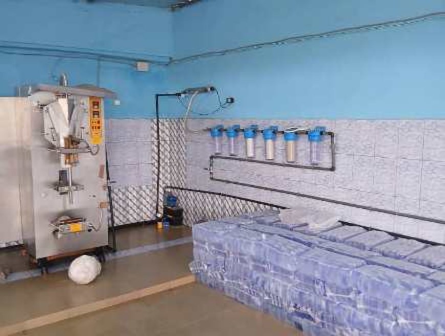 Bouaké : Le Directeur régional du commerce met fin aux activités des producteurs clandestins d’eau en sachet