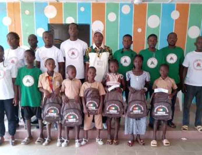 Rentrée 2026-2027 : Le CCC soulage les familles de planteurs à Brabodougou avec 105 kits scolaires