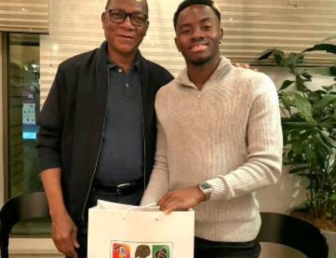 Partenariat stratégique : Bruno Koné associe Simon Adingra à la promotion du Cacao Ivoirien