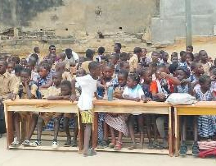 L’ONG Secours International Djaba Fanta équipe l’EPP Abobo Clouetcha de 64 tables-bancs