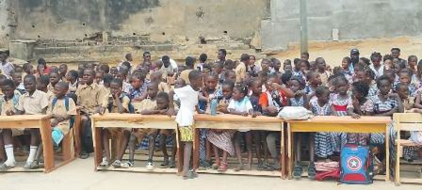 L’ONG Secours International Djaba Fanta équipe l’EPP Abobo Clouetcha de 64 tables-bancs