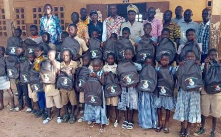 Sinématiali : L’OIA offre 40 kits scolaires à des élèves vulnérables